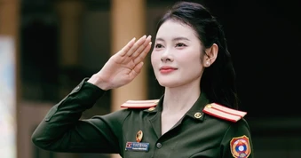 Nữ quân nhân Lào gây sốt với màn hát dân ca Việt Nam “Bèo dạt mây trôi”