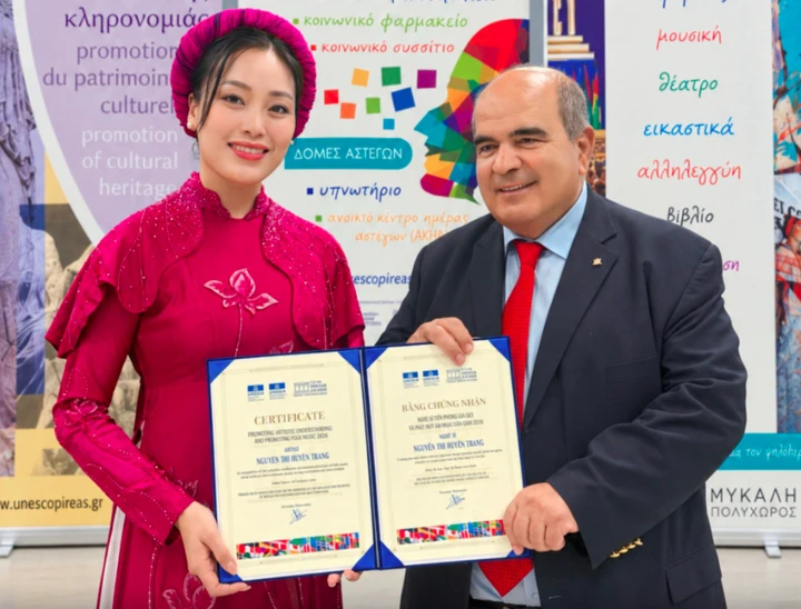 Quán quân Sao Mai Huyền Trang nhận giải thưởng ở Hy Lạp Quán quân Sao Mai Huyền Trang nhận giải thưởng ở Hy Lạp