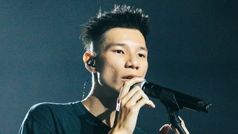 Rapper MCK gỡ nhạc sau khi bị nhận xét ca từ 'thô tục'