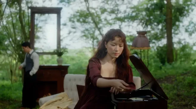 Sản phẩm âm nhạc kết hợp hội họa khắc họa những khoảng lặng của cảm xúc Sản phẩm âm nhạc kết hợp hội họa khắc họa những khoảng lặng của cảm xúc