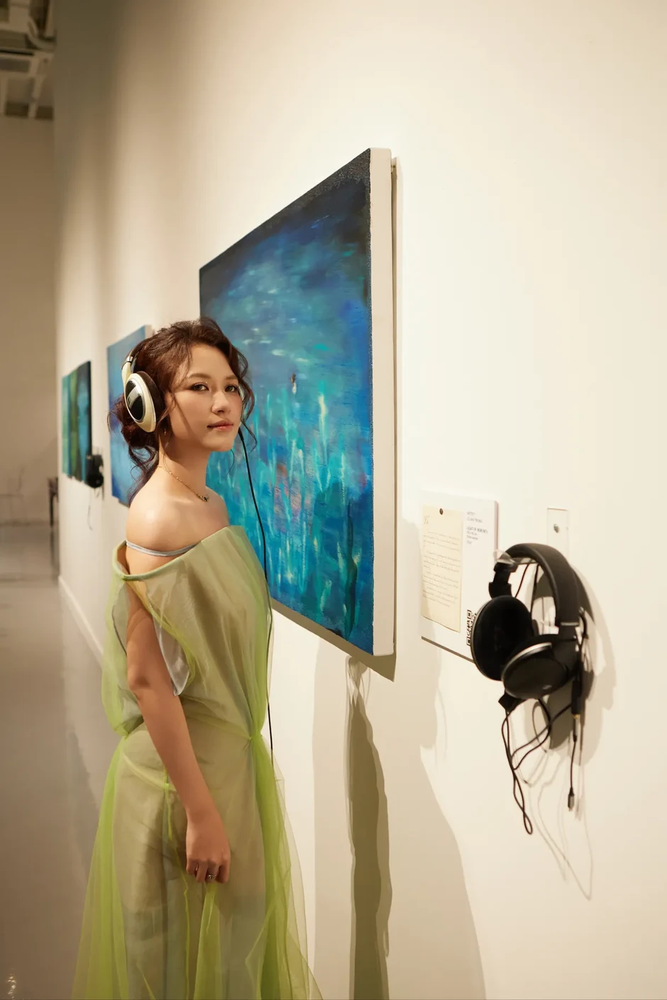 Sản phẩm âm nhạc kết hợp hội họa khắc họa những khoảng lặng của cảm xúc Sản phẩm âm nhạc kết hợp hội họa khắc họa những khoảng lặng của cảm xúc