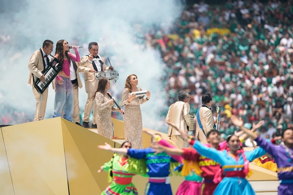 Shakira, Andrea Bocelli và Salma Hayek khuấy động lễ khai mạc FIFA World Cup 2026™