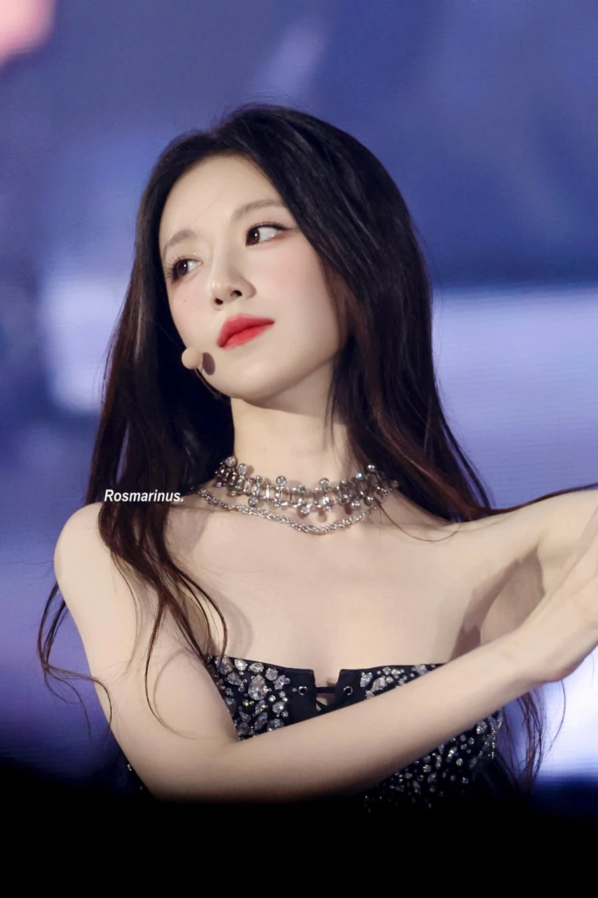 Shuhua đẹp siêu thực như "ma cà rồng chuyển thế" nhưng mãi bị chê vì hát dở Shuhua đẹp siêu thực như "ma cà rồng chuyển thế" nhưng mãi bị chê vì hát dở