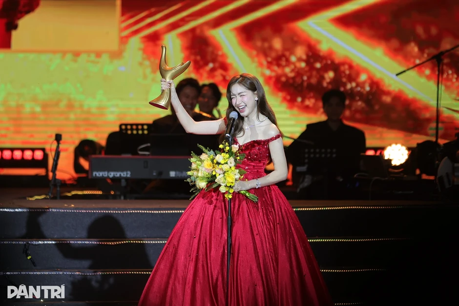 SOOBIN lập “hat-trick” giải Cống hiến, Hòa Minzy là Nữ ca sĩ của năm SOOBIN lập “hat-trick” giải Cống hiến, Hòa Minzy là Nữ ca sĩ của năm