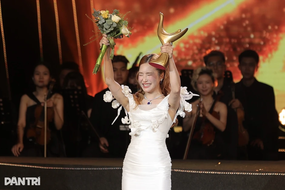 SOOBIN lập “hat-trick” giải Cống hiến, Hòa Minzy là Nữ ca sĩ của năm SOOBIN lập “hat-trick” giải Cống hiến, Hòa Minzy là Nữ ca sĩ của năm