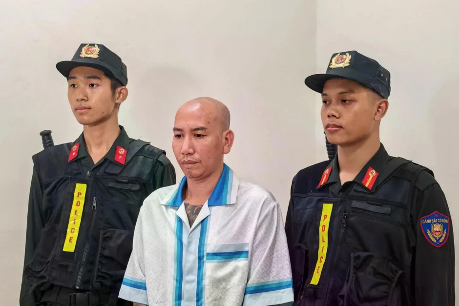 'Tàn dư' từ Phú Lê, Huấn Hoa Hồng 'Tàn dư' từ Phú Lê, Huấn Hoa Hồng