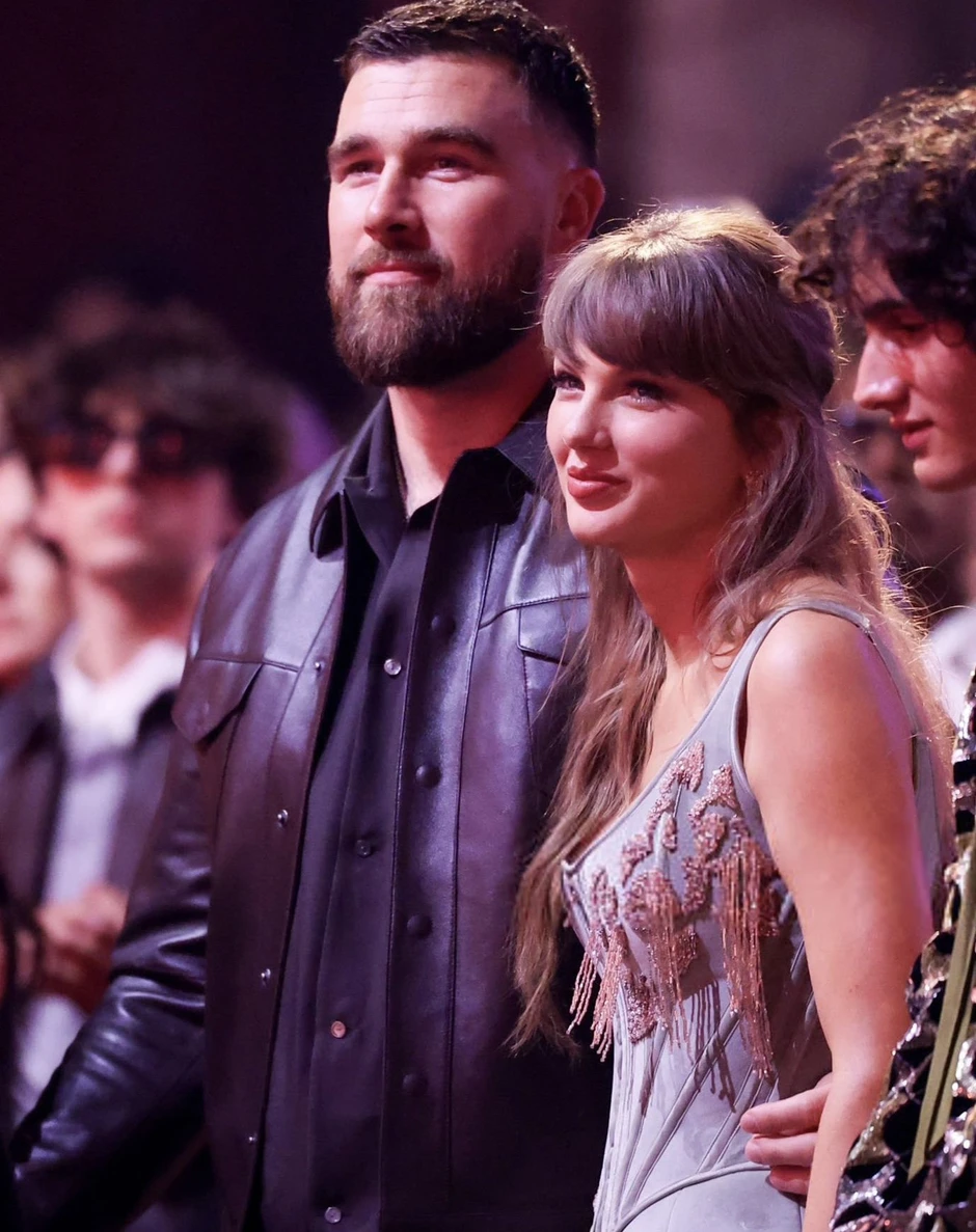 Taylor Swift lần đầu đưa vị hôn phu đến lễ trao giải âm nhạc Taylor Swift lần đầu đưa vị hôn phu đến lễ trao giải âm nhạc