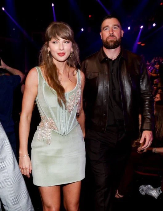 Taylor Swift lần đầu đưa vị hôn phu đến lễ trao giải âm nhạc Taylor Swift lần đầu đưa vị hôn phu đến lễ trao giải âm nhạc