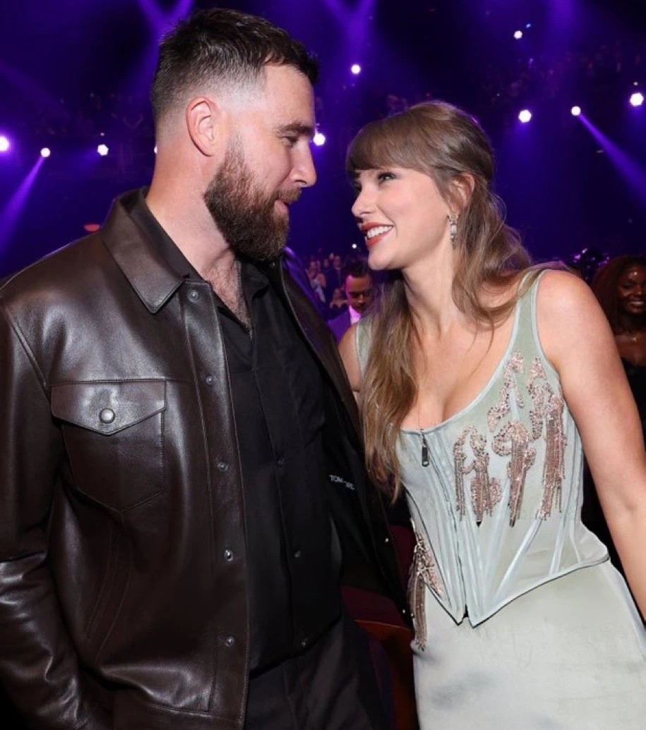 Taylor Swift lần đầu đưa vị hôn phu đến lễ trao giải âm nhạc Taylor Swift lần đầu đưa vị hôn phu đến lễ trao giải âm nhạc