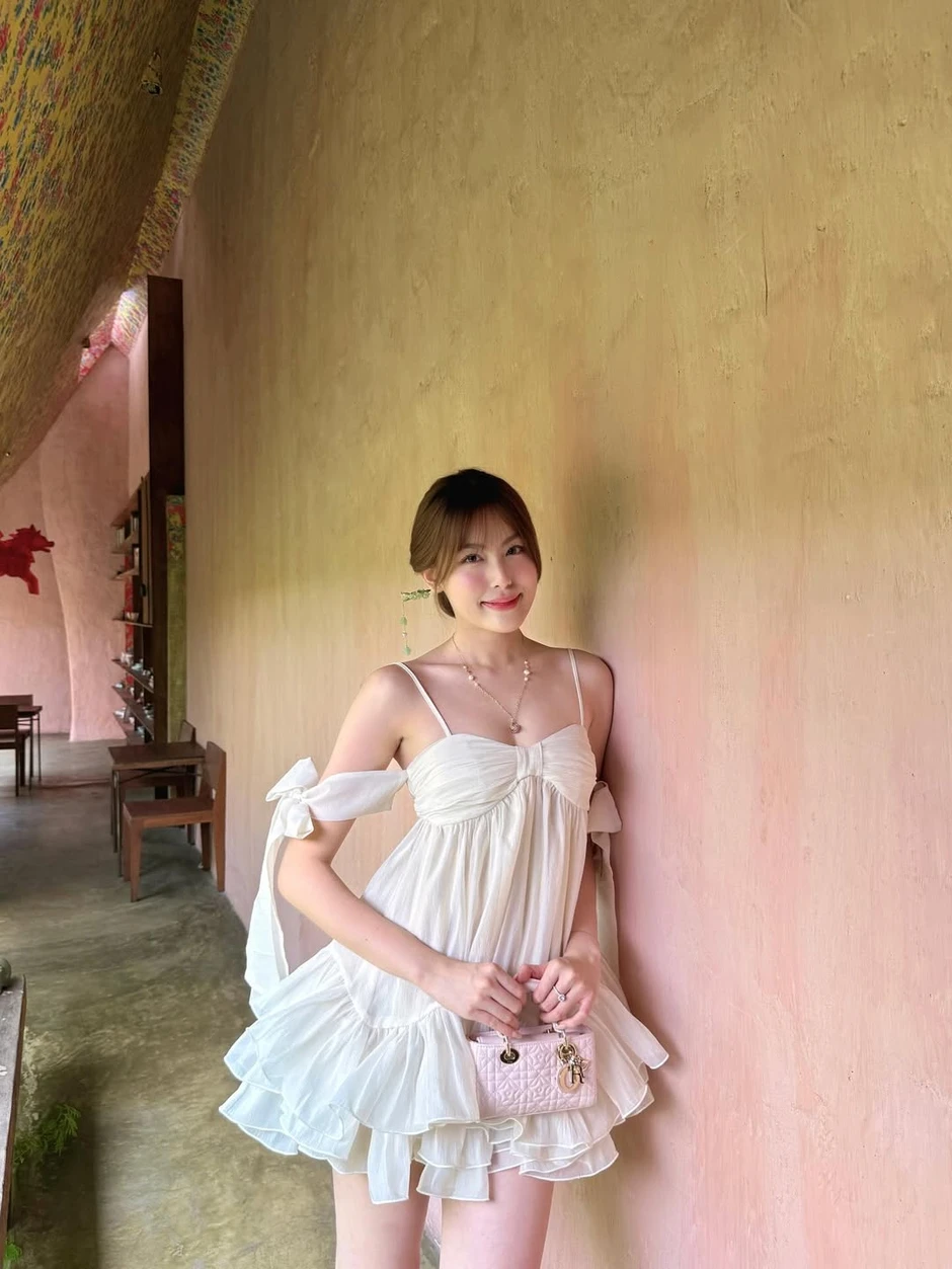 Thà là HIEUTHUHAI rủ Babyboo đóng MV cùng, chứ diễn tình cảm mà mặt đơ quá đơ Thà là HIEUTHUHAI rủ Babyboo đóng MV cùng, chứ diễn tình cảm mà mặt đơ quá đơ