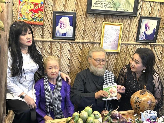 Thanh Hằng, Bích Thủy, Hạ Châu xúc động trong ngày giỗ nhạc sĩ – NSƯT Bắc Sơn Thanh Hằng, Bích Thủy, Hạ Châu xúc động trong ngày giỗ nhạc sĩ – NSƯT Bắc Sơn
