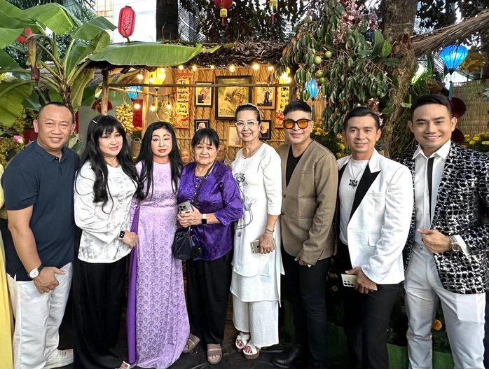 Thanh Hằng, Bích Thủy, Hạ Châu xúc động trong ngày giỗ nhạc sĩ – NSƯT Bắc Sơn Thanh Hằng, Bích Thủy, Hạ Châu xúc động trong ngày giỗ nhạc sĩ – NSƯT Bắc Sơn