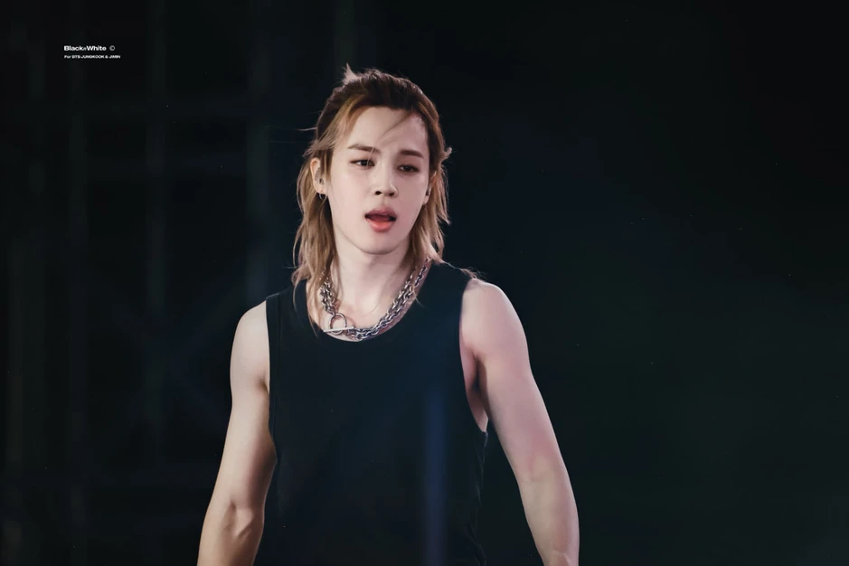 Thành viên BTS gây tranh cãi vì khạc nhổ, văng tục giữa concert Thành viên BTS gây tranh cãi vì khạc nhổ, văng tục giữa concert