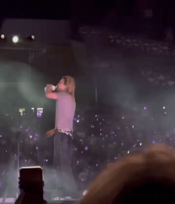 Thành viên BTS gây tranh cãi vì khạc nhổ, văng tục giữa concert Thành viên BTS gây tranh cãi vì khạc nhổ, văng tục giữa concert