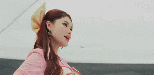 Tiểu thư nghìn tỷ Việt Nam làm ca sĩ, MV này mà ra mắt thời “công chúa bong bóng” chắc viral lắm! Tiểu thư nghìn tỷ Việt Nam làm ca sĩ, MV này mà ra mắt thời “công chúa bong bóng” chắc viral lắm!