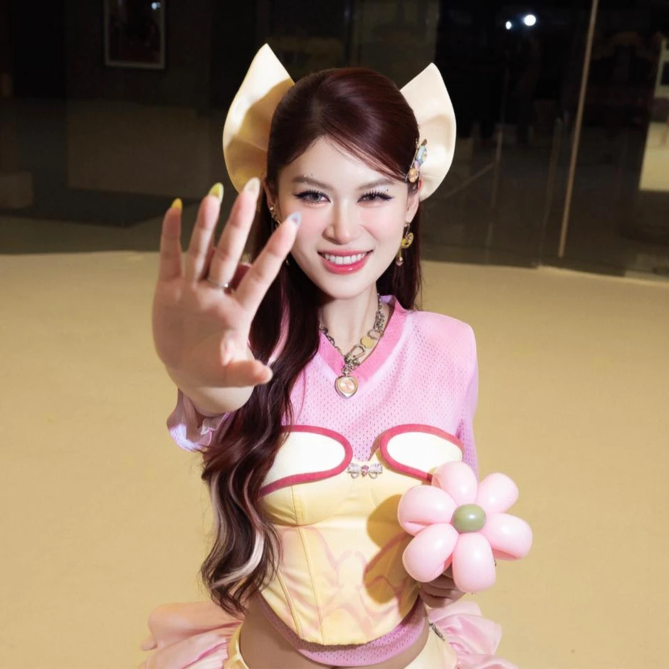Tiểu thư nghìn tỷ Việt Nam làm ca sĩ, MV này mà ra mắt thời “công chúa bong bóng” chắc viral lắm! Tiểu thư nghìn tỷ Việt Nam làm ca sĩ, MV này mà ra mắt thời “công chúa bong bóng” chắc viral lắm!