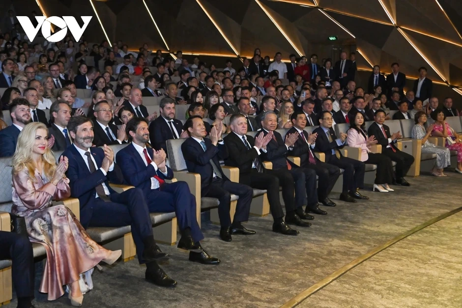 Tổng Bí thư, Chủ tịch nước Tô Lâm và Thủ tướng Slovakia thưởng thức hòa nhạc tại Hà Nội