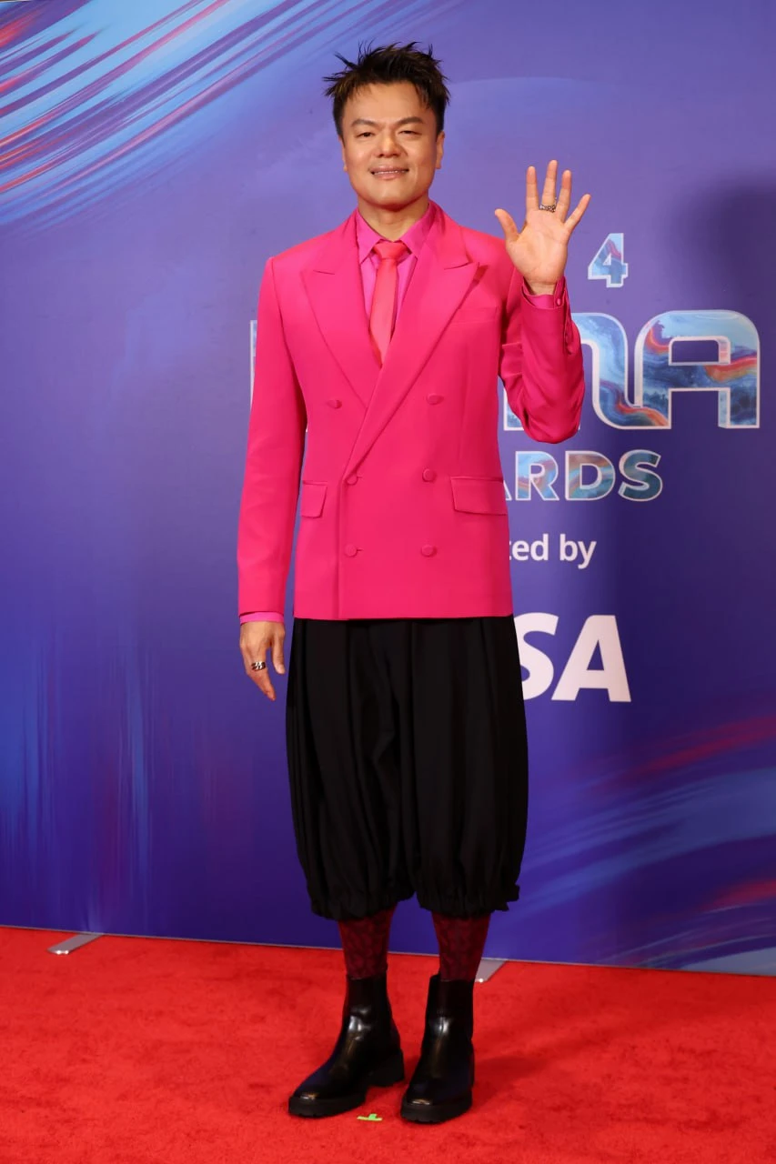 Tổng tài cả nước biết mặt bỏ chức CEO, quyết làm ca sĩ giật hết spotlight showbiz