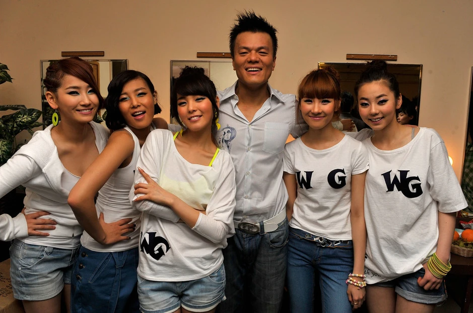 Tổng tài cả nước biết mặt bỏ chức CEO, quyết làm ca sĩ giật hết spotlight showbiz