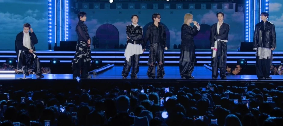 Trưởng nhóm BTS chấn thương chân, ngồi xe lăn bị "bỏ rơi" trên sân khấu Trưởng nhóm BTS chấn thương chân, ngồi xe lăn bị "bỏ rơi" trên sân khấu