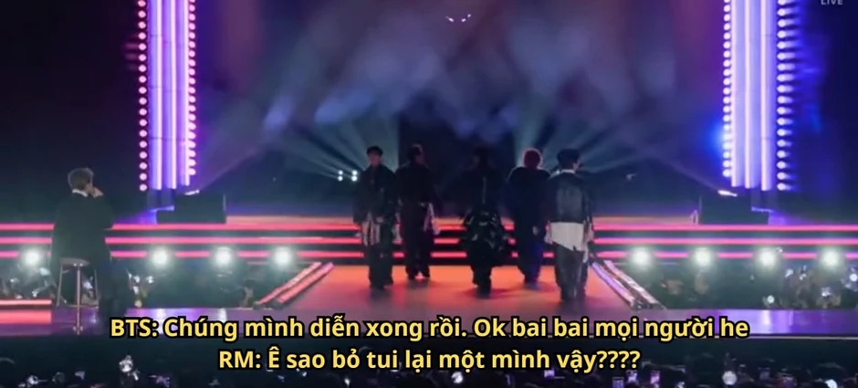 Trưởng nhóm BTS chấn thương chân, ngồi xe lăn bị "bỏ rơi" trên sân khấu Trưởng nhóm BTS chấn thương chân, ngồi xe lăn bị "bỏ rơi" trên sân khấu