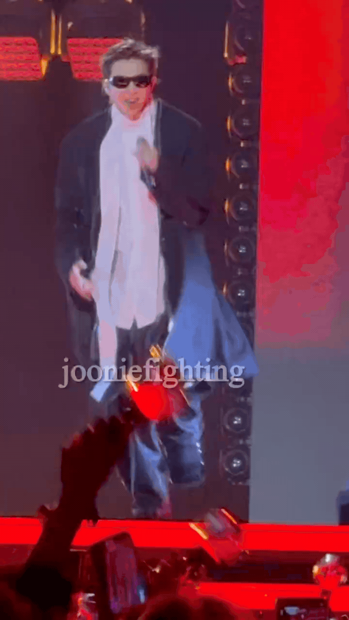 Trưởng nhóm BTS chấn thương chân, ngồi xe lăn bị "bỏ rơi" trên sân khấu Trưởng nhóm BTS chấn thương chân, ngồi xe lăn bị "bỏ rơi" trên sân khấu