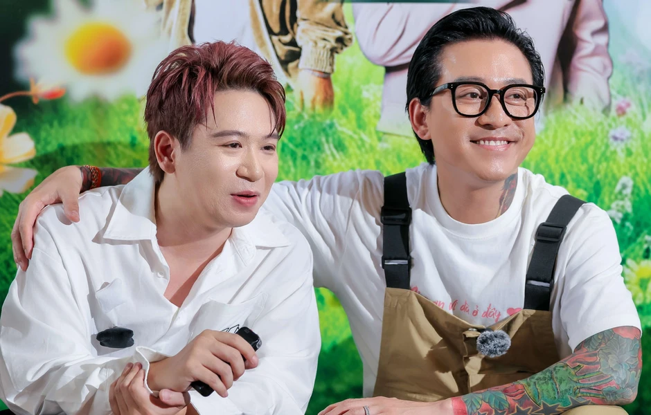 Tuấn Hưng dừng show ở ban công nhà riêng Tuấn Hưng dừng show ở ban công nhà riêng