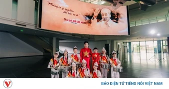 Tùng Dương bắt tay Xệ Xệ làm MV về Bác Hồ gây chú ý vì quá khác lạ