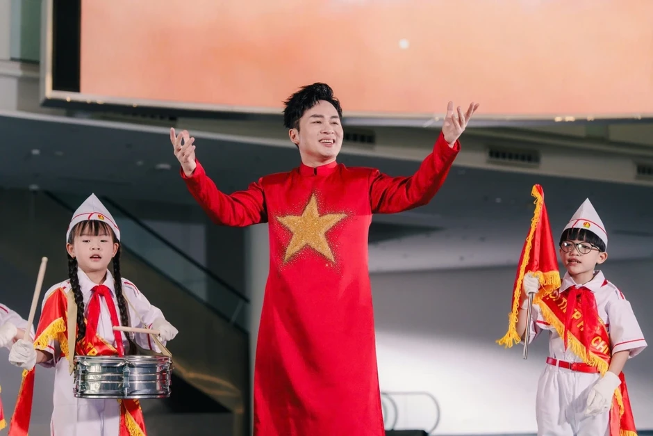 Tùng Dương bắt tay Xệ Xệ làm MV về Bác Hồ gây chú ý vì quá khác lạ Tùng Dương bắt tay Xệ Xệ làm MV về Bác Hồ gây chú ý vì quá khác lạ