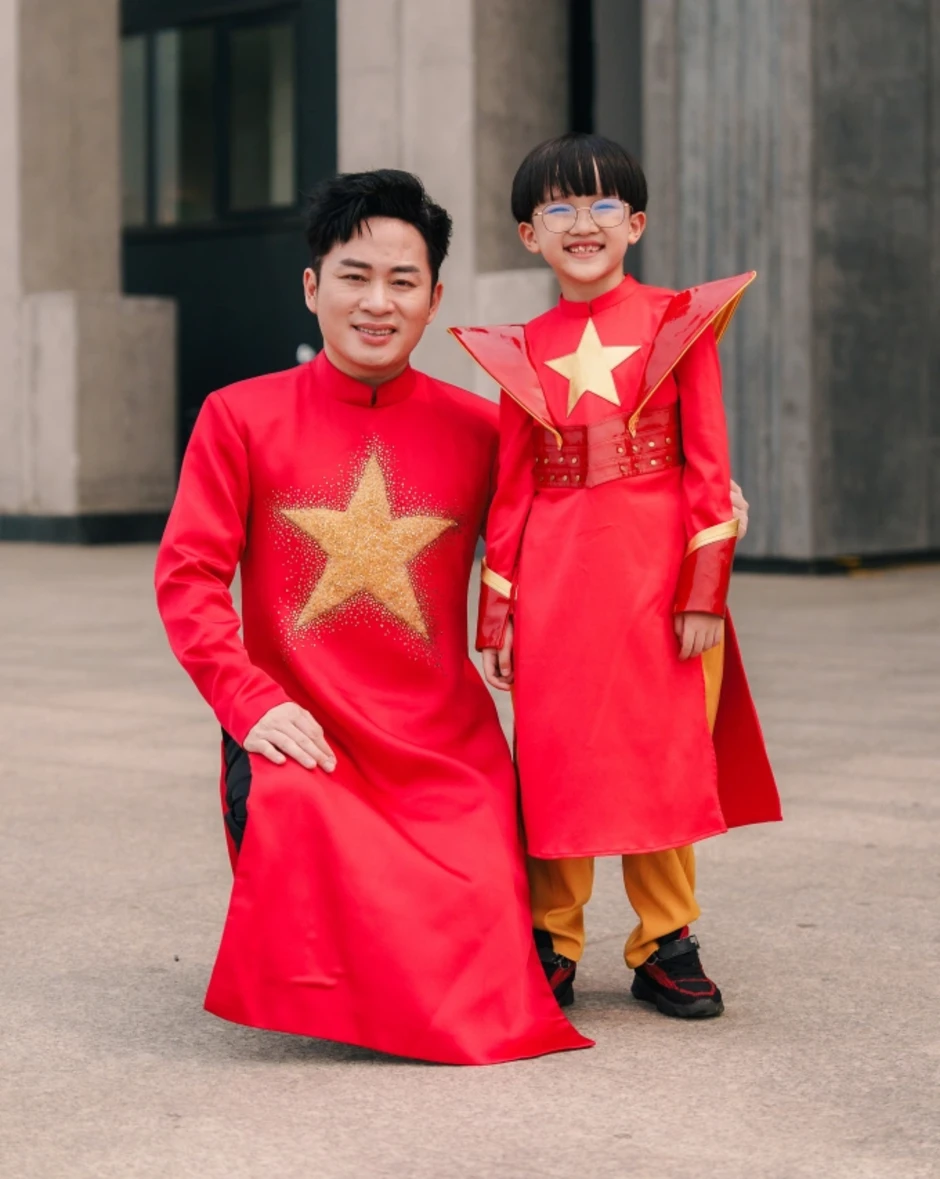 Tùng Dương, bé Xệ Xệ làm mới 'Như có Bác trong ngày đại thắng' Tùng Dương, bé Xệ Xệ làm mới 'Như có Bác trong ngày đại thắng'