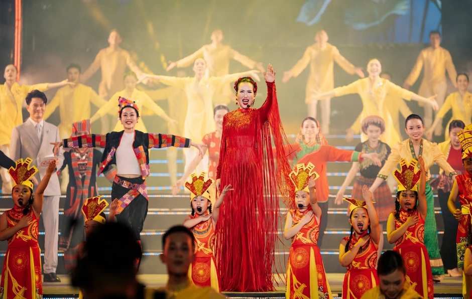 Việt Nam có mẹ 2 con chạy show từ Nam ra Bắc, chương trình quốc gia nào cũng có mặt Việt Nam có mẹ 2 con chạy show từ Nam ra Bắc, chương trình quốc gia nào cũng có mặt