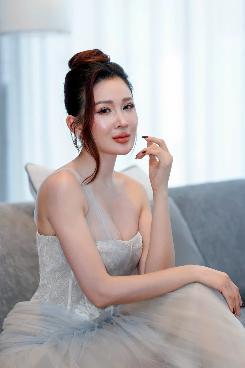Vợ Dương Ngọc Thái tái xuất sau nhiều năm làm hậu phương cho chồng, chăm 3 con Vợ Dương Ngọc Thái tái xuất sau nhiều năm làm hậu phương cho chồng, chăm 3 con