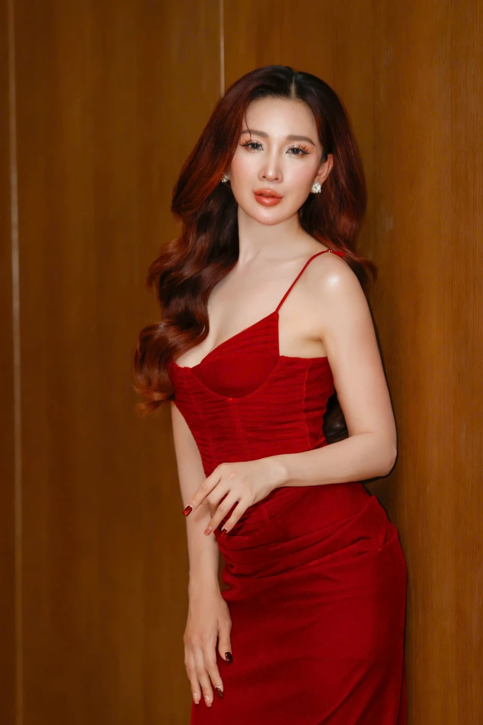 Vợ Dương Ngọc Thái tái xuất sau nhiều năm làm hậu phương cho chồng, chăm 3 con Vợ Dương Ngọc Thái tái xuất sau nhiều năm làm hậu phương cho chồng, chăm 3 con