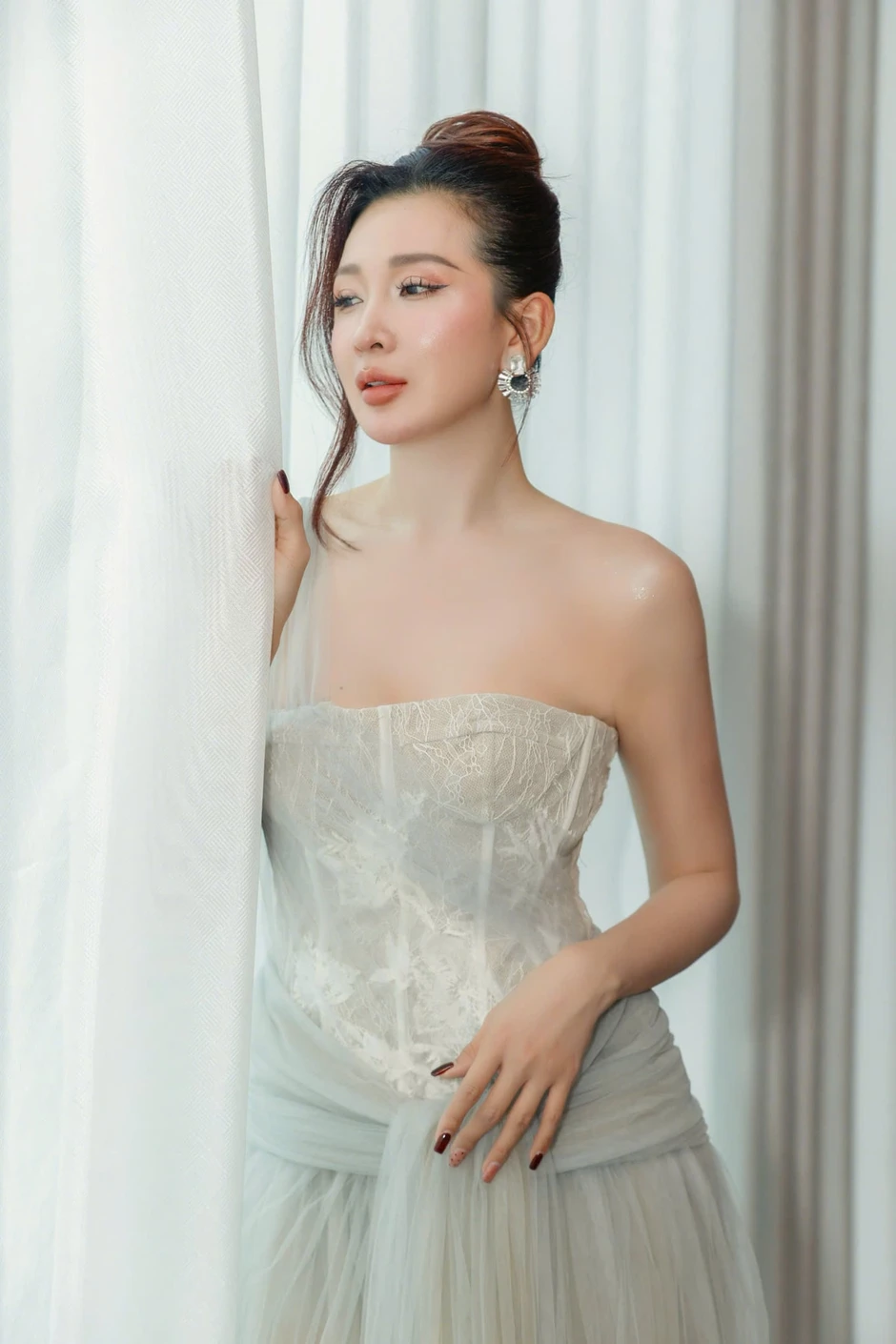 Vợ Dương Ngọc Thái tái xuất sau nhiều năm làm hậu phương cho chồng, chăm 3 con Vợ Dương Ngọc Thái tái xuất sau nhiều năm làm hậu phương cho chồng, chăm 3 con