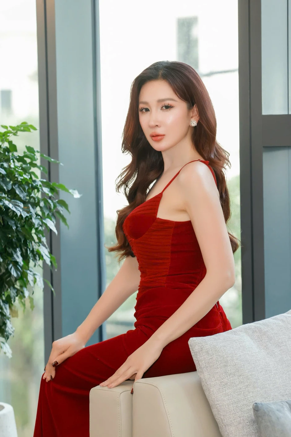 Vợ Dương Ngọc Thái tái xuất sau nhiều năm làm hậu phương cho chồng, chăm 3 con Vợ Dương Ngọc Thái tái xuất sau nhiều năm làm hậu phương cho chồng, chăm 3 con