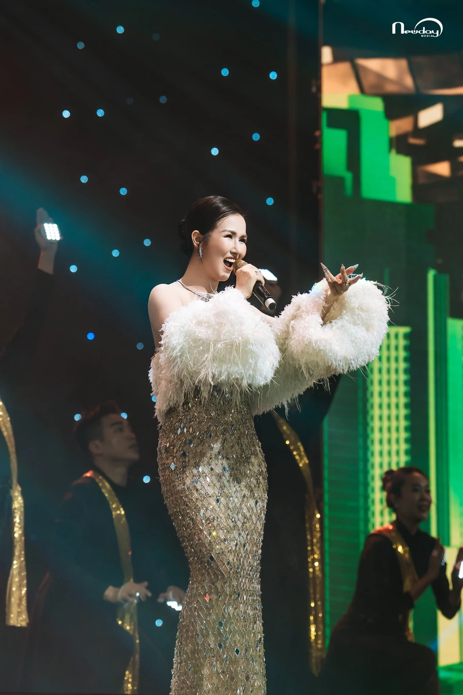 Võ Hạ Trâm nhận cúp vàng của Ban Tuyên Giáo, là giảng viên Nhạc viện đắt show bậc nhất Võ Hạ Trâm nhận cúp vàng của Ban Tuyên Giáo, là giảng viên Nhạc viện đắt show bậc nhất