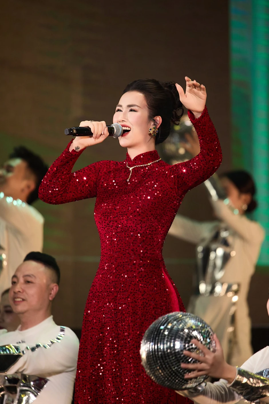 Võ Hạ Trâm nhận cúp vàng của Ban Tuyên Giáo, là giảng viên Nhạc viện đắt show bậc nhất Võ Hạ Trâm nhận cúp vàng của Ban Tuyên Giáo, là giảng viên Nhạc viện đắt show bậc nhất