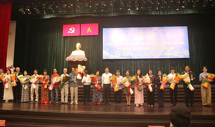 Võ Hạ Trâm nhận cúp vàng của Ban Tuyên Giáo, là giảng viên Nhạc viện đắt show bậc nhất Võ Hạ Trâm nhận cúp vàng của Ban Tuyên Giáo, là giảng viên Nhạc viện đắt show bậc nhất
