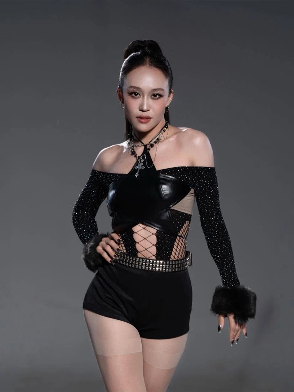 Vũ công Kim Anh xin lỗi ca sĩ Đông Hùng Vũ công Kim Anh xin lỗi ca sĩ Đông Hùng