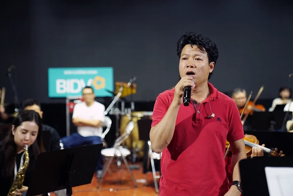 Vũ Thắng Lợi cùng 100 nhạc công tập luyện cho live concert “Mùa chim én bay" Vũ Thắng Lợi cùng 100 nhạc công tập luyện cho live concert “Mùa chim én bay"
