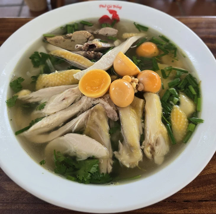 Ăn phở thì thịt gà trống là ngon nhất Ăn phở thì thịt gà trống là ngon nhất