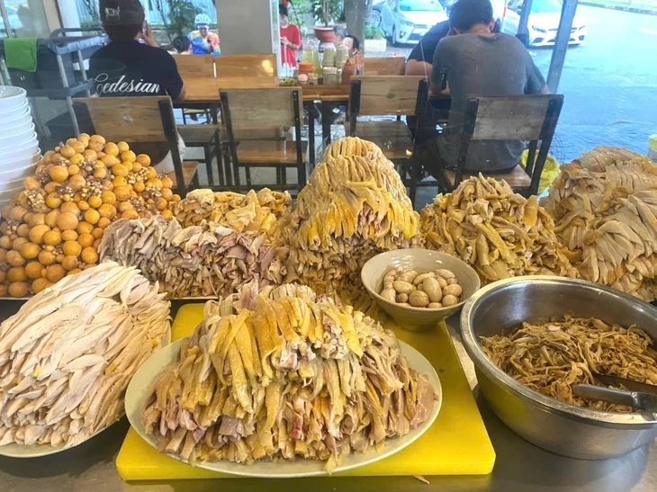 Ăn phở thì thịt gà trống là ngon nhất Ăn phở thì thịt gà trống là ngon nhất