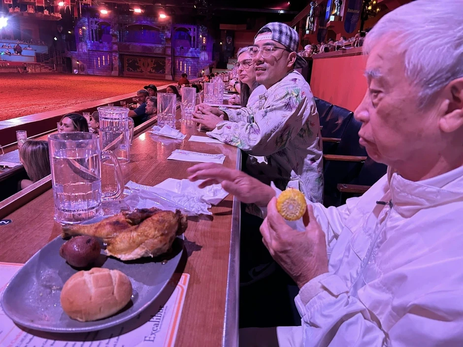 Ăn từ dưới đất lên trên trời ở Las Vegas: Người Việt ở Mỹ trải nghiệm food tour 'đỉnh nóc' Ăn từ dưới đất lên trên trời ở Las Vegas: Người Việt ở Mỹ trải nghiệm food tour 'đỉnh nóc'