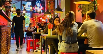 Bàn ghế nhựa, cơm tấm và một góc TP.HCM ở Berlin