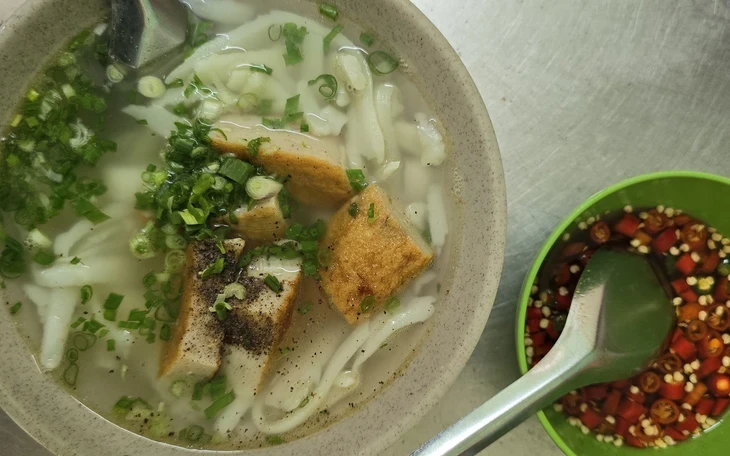 Bánh canh cua Dũng Râu 45.000 đồng một tô mà ú nụ 6 loại topping Bánh canh cua Dũng Râu 45.000 đồng một tô mà ú nụ 6 loại topping