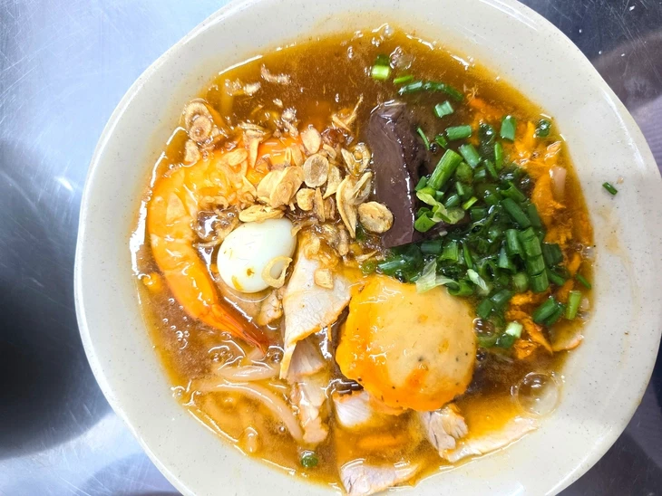 Bánh canh cua Dũng Râu 45.000 đồng một tô mà ú nụ 6 loại topping Bánh canh cua Dũng Râu 45.000 đồng một tô mà ú nụ 6 loại topping