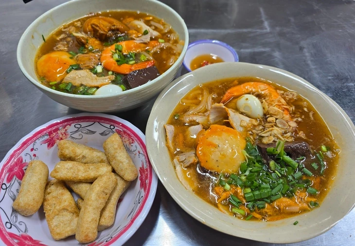 Bánh canh cua Dũng Râu 45.000 đồng một tô mà ú nụ 6 loại topping Bánh canh cua Dũng Râu 45.000 đồng một tô mà ú nụ 6 loại topping