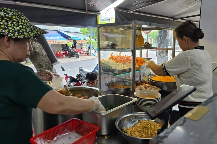 Bánh canh cua Dũng Râu 45.000 đồng một tô mà ú nụ 6 loại topping Bánh canh cua Dũng Râu 45.000 đồng một tô mà ú nụ 6 loại topping
