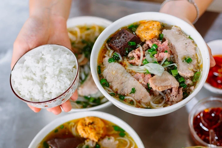 Bún bò Huế ăn với cơm nguội, có phải nhà quê? Bún bò Huế ăn với cơm nguội, có phải nhà quê?