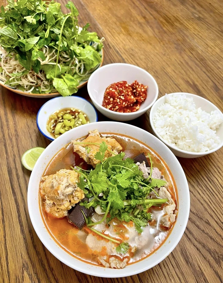 Bún bò Huế ăn với cơm nguội, có phải nhà quê? Bún bò Huế ăn với cơm nguội, có phải nhà quê?
